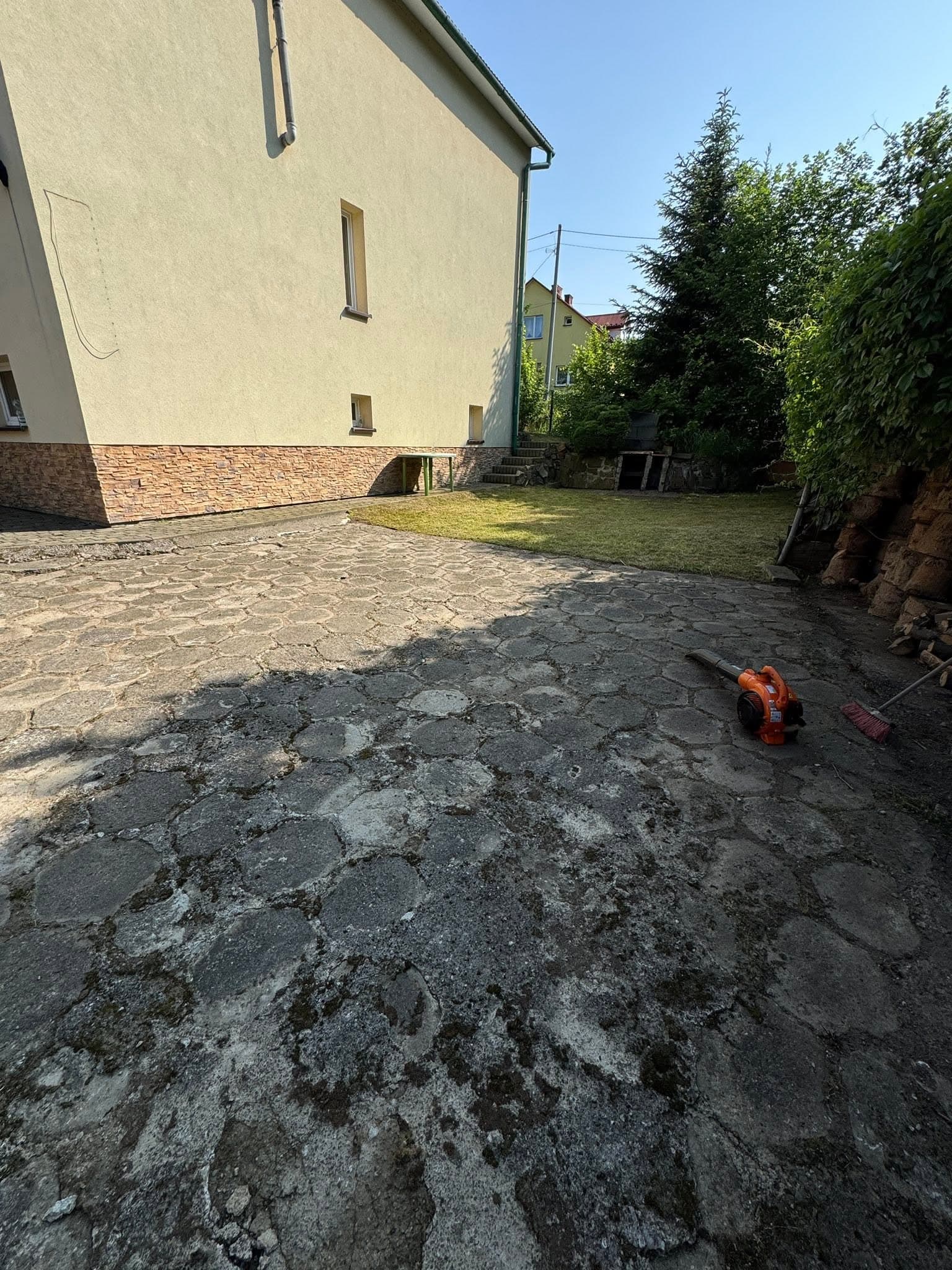 Czysta nawierzchnia po myciu ciśnieniowym