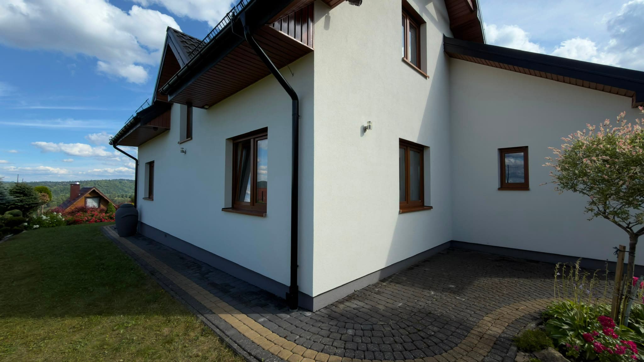 Czysta i odświeżona elewacja po umyciu
